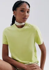 Remera color beige de corte clásico, con cuello redondo y mangas cortas.