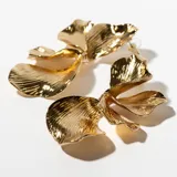 Aros colgantes dorados con forma de flor.