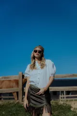 Camisa color ladrillo confeccionada en lino, con cuello mao, mangas cortas abullonadas y cierre frontal con botones.