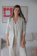 Blazer beige de lino, con solapas de muesca, cierre frontal con dos botones y bolsillos laterales con solapa.