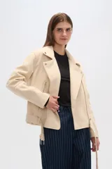 Chaqueta negra con cuello solapa, cierre cruzado con cremallera, cinturón con hebilla, bolsillos laterales con cremallera y detalles de botones metálicos.