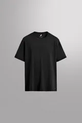 Camiseta deportiva negra confeccionada en tejido técnico, ligero y elástico con estructura. Cuello redondo, manga corta, costuras planas y logo estampado Zara Athleticz.