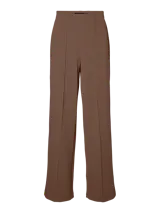 Pantalón de vestir color marrón chocolate, de corte ajustado y pierna ancha, con detalle de pinzas al frente.