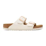 Sandalias Birkenstock Arizona Birko-Flor color hueso, con dos correas ajustables con hebillas y plantilla anatómica de corcho y látex.