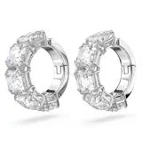 Aros tipo argolla Swarovski, con hilera de cristales blancos de talla cuadrada engarzados en montura plateada con baño de rodio.