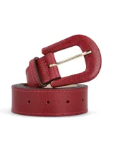 Cinturón de cuero color rojo con hebilla forrada y pasador de metal dorado.