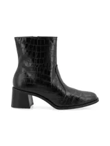 Bota de caña media color marrón con estampado croco, taco cuadrado y punta cuadrada.