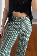 Pantalón oxford estampado con cierre frontal, confeccionado en tela de algodón rígida.