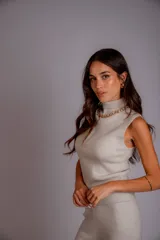 Conjunto tejido de chaleco y pantalón, talle único. El chaleco es sin mangas y con cuello alto. El pantalón es de corte ancho.