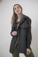 Sobrecamisa negra con cuello clásico, cierre frontal con botones a tono, bolsillos de parche con solapa en el pecho y corte recto.