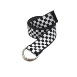 Cinturón de tela con estampado de damero (cuadros) blanco y negro. Posee una hebilla metálica plateada de doble argolla en forma de D y un broche deslizante metálico en el otro extremo.