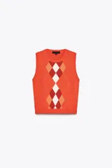 Top chaleco de punto color naranja con patrón de rombos en tonos naranja, blanco y marrón. Tiene cuello redondo y sisa.