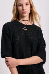 Top de punto crochet color negro con mangas cortas y cuello redondo.