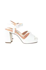 Sandalias blancas de cuero con plataforma y taco cuadrado.