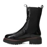 Botas Chelsea de cuero charol negro con elásticos laterales, suela track y tirador trasero.