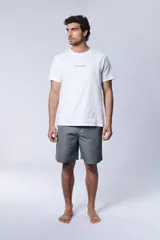 Short de baño gris con cintura elástica ajustable.