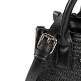 Cartera chica negra con diseño en relieve, confeccionada en rafia y poliuretano. Tiene acceso con cierre, un bolsillo interno con cierre y otro abierto, correa regulable y asa fija.
