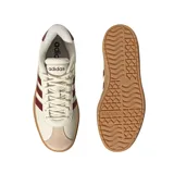 Championes Adidas Court Bold color crema con detalles en bordó y suela marrón con plataforma.