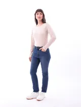 Remera de manga larga color gris oscuro, con escote redondo y calce ajustado.