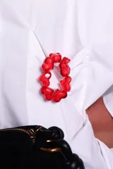 Collar corto de acrílico rojo con corazones.