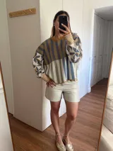 Sweater tejido con hilo de algodón y lurex, con diseño de rayas y flores, cuello redondo, mangas abullonadas y silueta oversize.