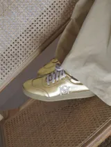 Championes de gamuza azul marino con cordones y suela color caramelo.