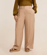 Pantalón de corte ancho confeccionado en sastrería de viscosa color beige, con cintura alta, trabillas, cierre con botón forrado y bolsillos laterales.