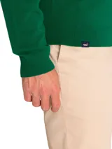 Sweater azul marino de lana con cuello en V.