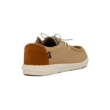 Zapato casual de hombre color caramelo con detalles en marrón y suela blanca.