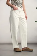 Pantalón de jean color crudo, de corte amplio y tiro alto.