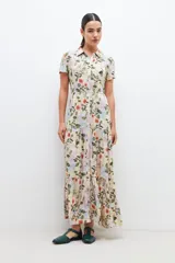 Maxi vestido camisero con estampado floral multicolor, de corte recto y manga corta.