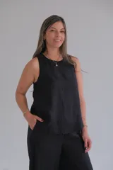 Musculosa negra de lino con corte holgado y cuello redondo.