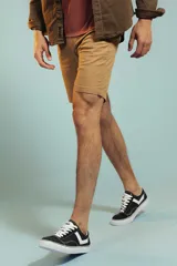 Bermuda color beige de corte recto.