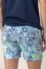 Short de baño azul con estampado de flores blancas, cintura elástica y cordón ajustable.