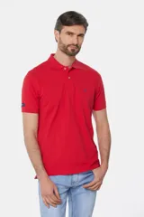 Remera polo color bordó de piqué liso, con cuello en rib y botones personalizados.