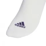 Pack de tres pares de medias Adidas Cushioned Sportswear de corte bajo, unisex. Dos pares son blancos con tres rayas horizontales grises y logo de Adidas en negro. Un par es lila con tres rayas horizontales blancas y logo de Adidas en lila oscuro.