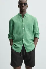 Bermuda de algodón color marrón oscuro, de corte regular fit, con cintura elástica ajustable mediante cordón. Presenta bolsillos laterales y un bolsillo trasero de vivo.