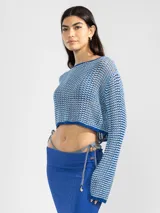 Sweater corto tejido con tres hilos de distintos tonos, uno de ellos con lurex.