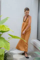 Vestido largo negro de lino, con breteles finos y escote recto.