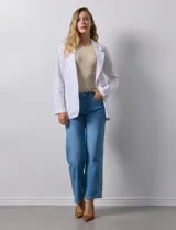 Blazer blanco de lino y rayón, marca Zac & Rachel. Tiene cuello con solapa, abertura central con botón, bolsillos delanteros y corte clásico.