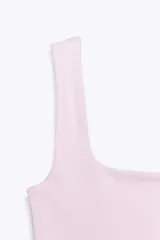 Top ajustado (slim fit) de rayas horizontales blancas y negras, con escote cuadrado y tirantes anchos.