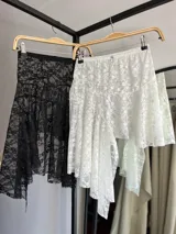 Minifalda negra de encaje con volados y cintura elastizada.