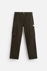 Pantalón cargo color verde oscuro, de corte relaxed fit, con bolsillos laterales con solapa y bolsillos traseros de vivo.