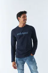 Remera de manga larga azul marino con logo 'mistral' estampado en el pecho. Corte recto y cuello redondo.