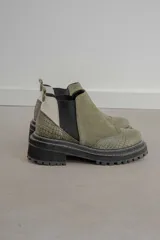 Botas cómodas con diseño en dos tonos de verde, con detalles en textura y suela gruesa.