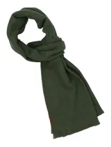 Bufanda unisex verde musgo de lana de oveja con flecos en los extremos.