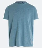 Remera deportiva azul de corte regular, cuello redondo y manga corta. Confeccionada en tejido dry fit, con etiqueta en el bajo.