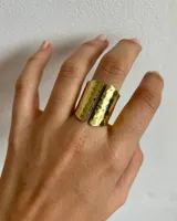 Anillo dorado ancho con textura martillada, hecho artesanalmente en bronce y regulable.