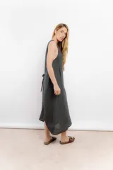 Vestido midi gris oscuro de lino, corte recto y sin mangas. Tiene bolsillos laterales y cuello redondo.