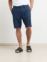 Bermuda de gabardina color verde.